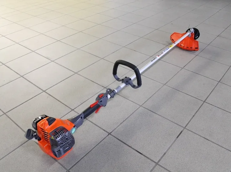 Un decespugliatore smontato con gli accessori principali