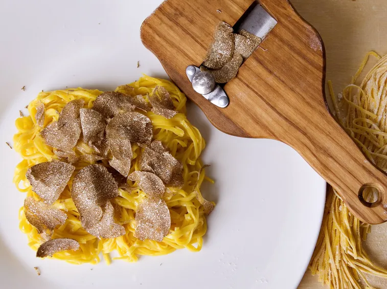 Tartufo bianco grattugiato sopra le taglliatelle all'uovo