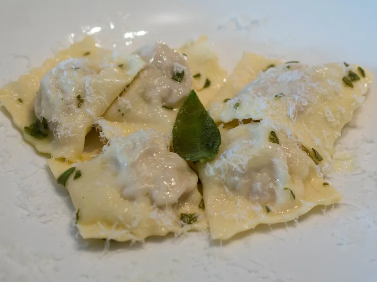 casoncelli con foglie di salvia